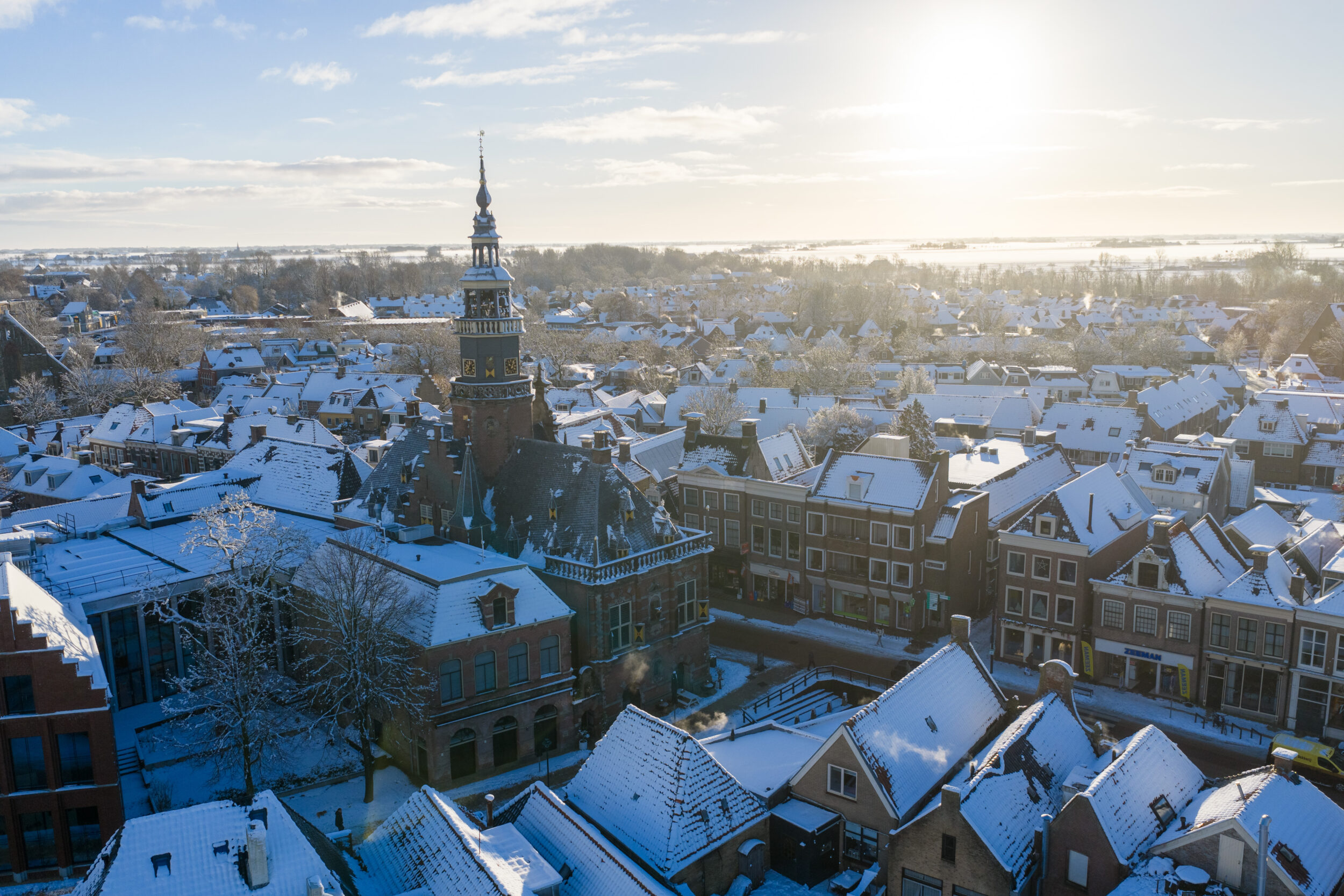 Besneeuwd dorpsgezicht vanuit de lucht
