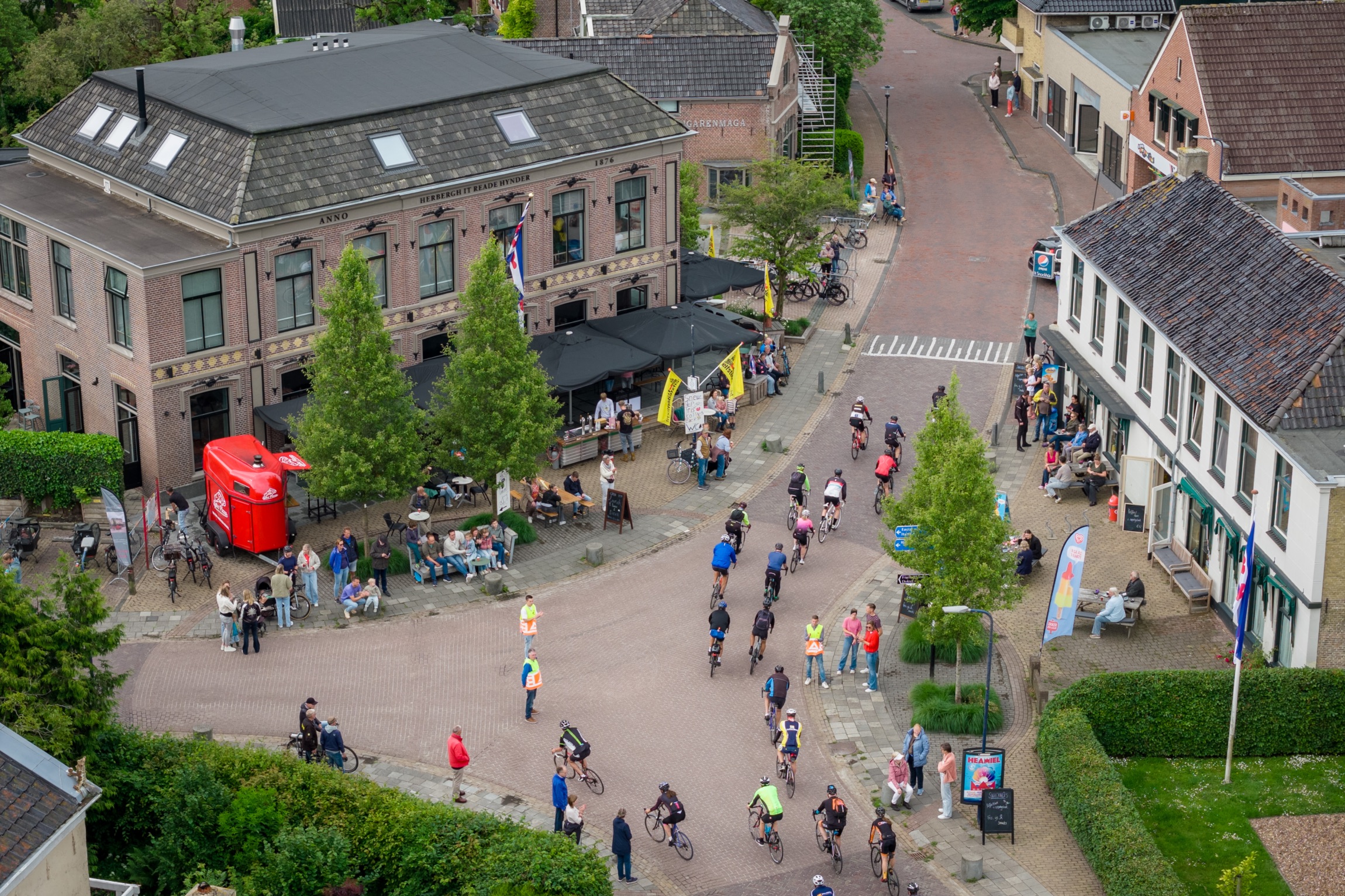 Wielrenners rijden over een Fries dorpsplein
